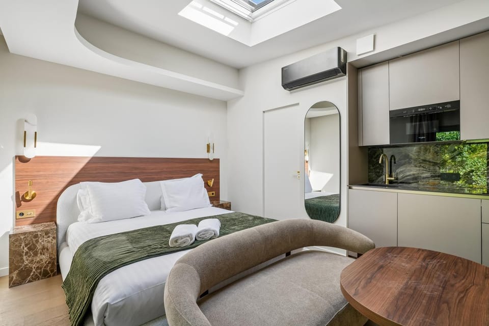 Photo of the whole room, Bedroom
