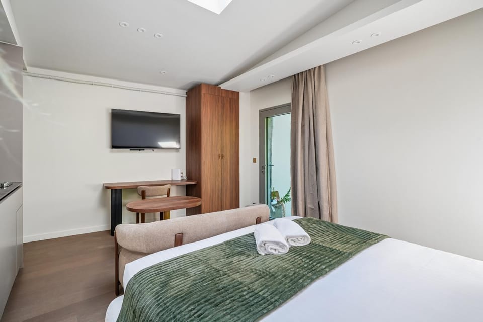 Photo of the whole room, Bedroom