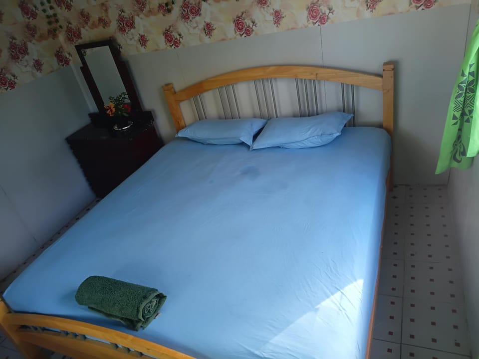 Photo of the whole room, Bedroom, wardrobe