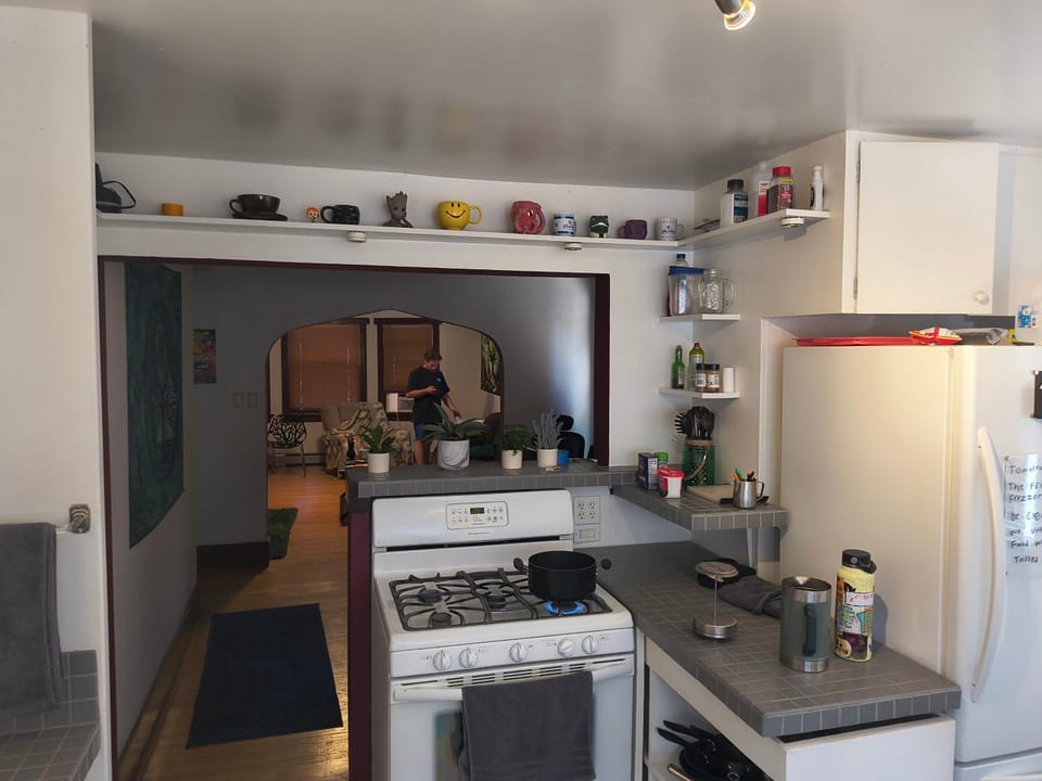 Briugu's Bunkhouse Hostel in Englewood