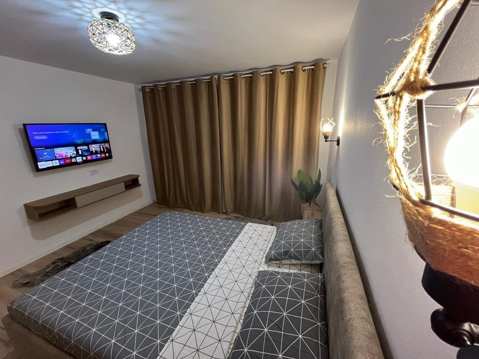 Bed, TV and multimedia, Photo of the whole room, Bedroom
