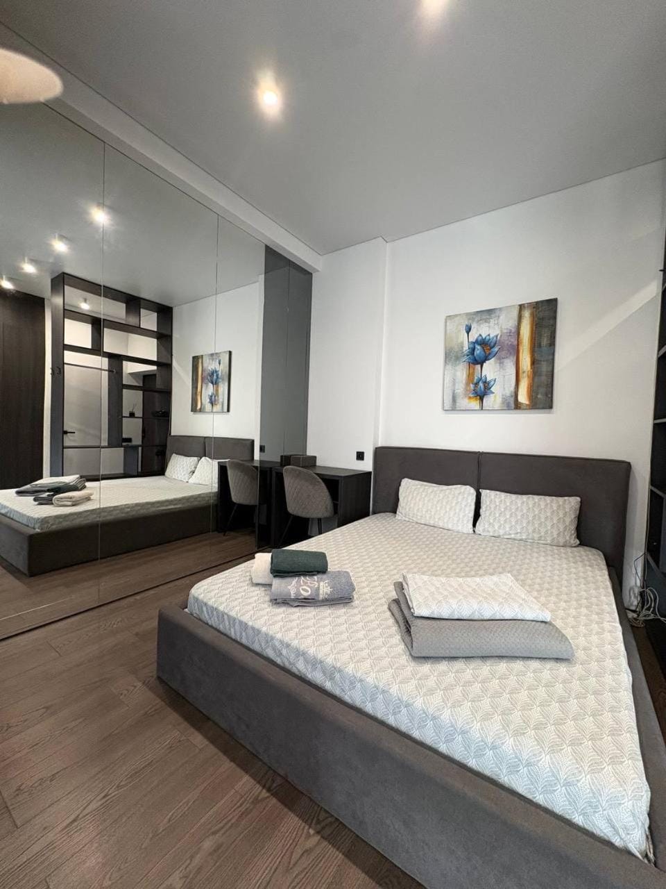 dark ЖК Дельмар Мост Сити Apartment in Dnipro