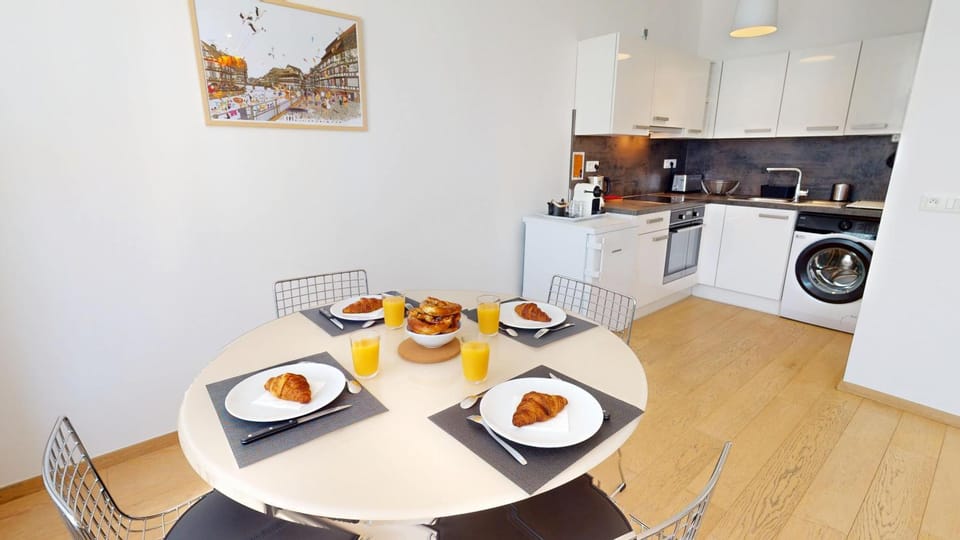 Kitchen or kitchenette, Dining area, stove