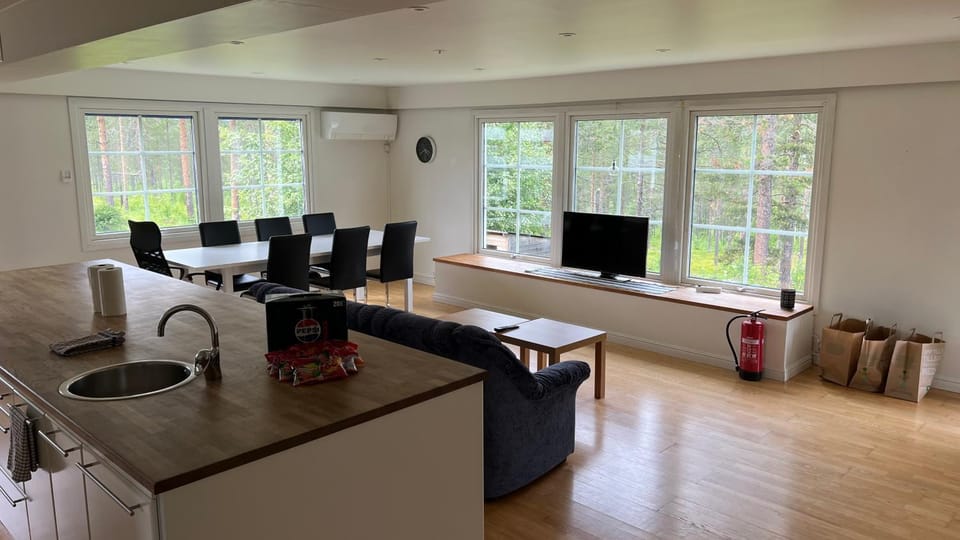 Communal lounge/ TV room, Living room, Dining area, air conditioner