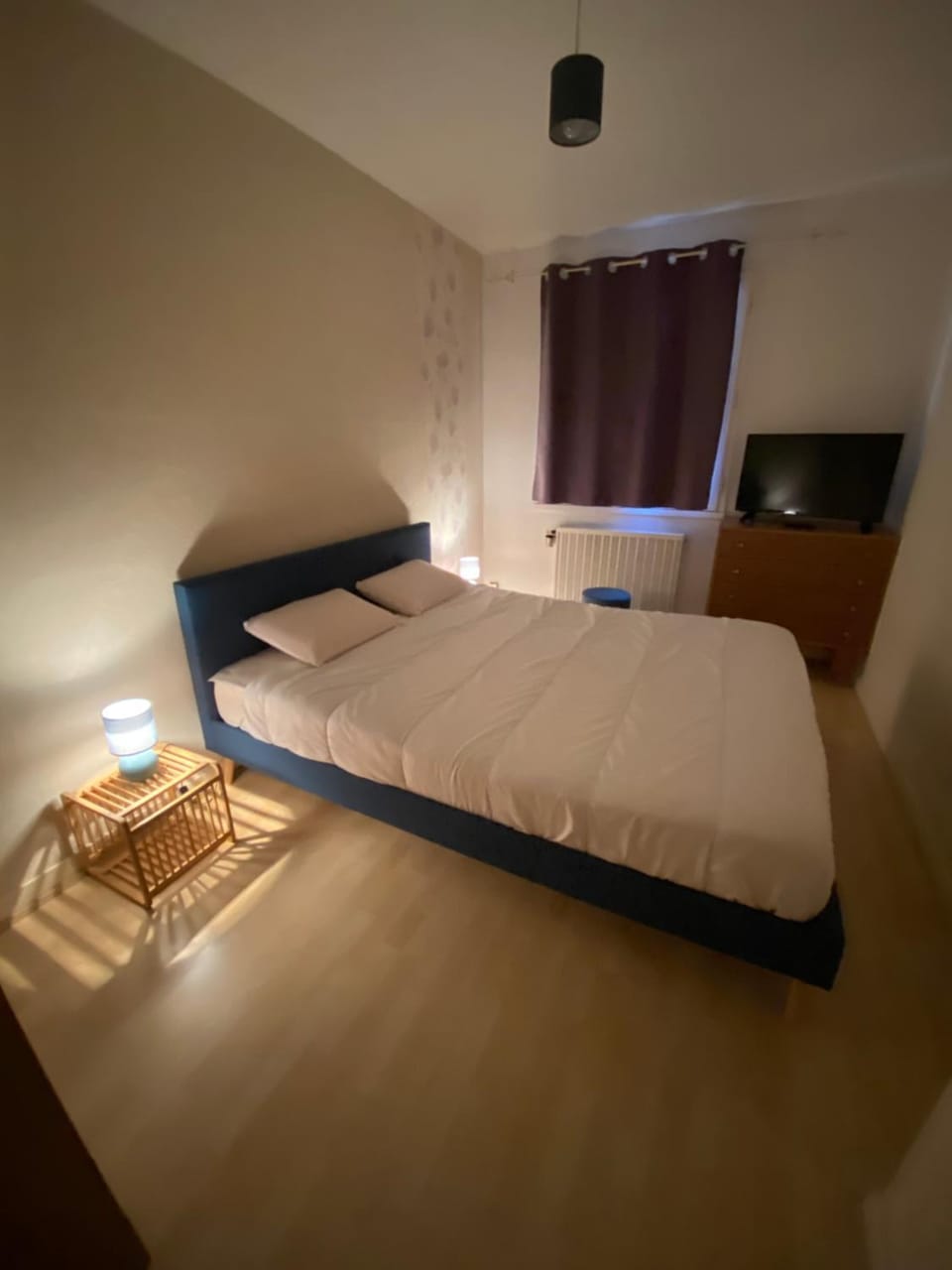 Bed, TV and multimedia, Photo of the whole room, Bedroom
