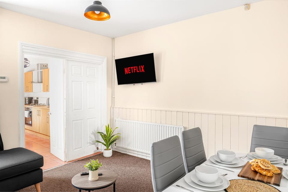 TV and multimedia, Living room, Food and drinks, Seating area, Dining area