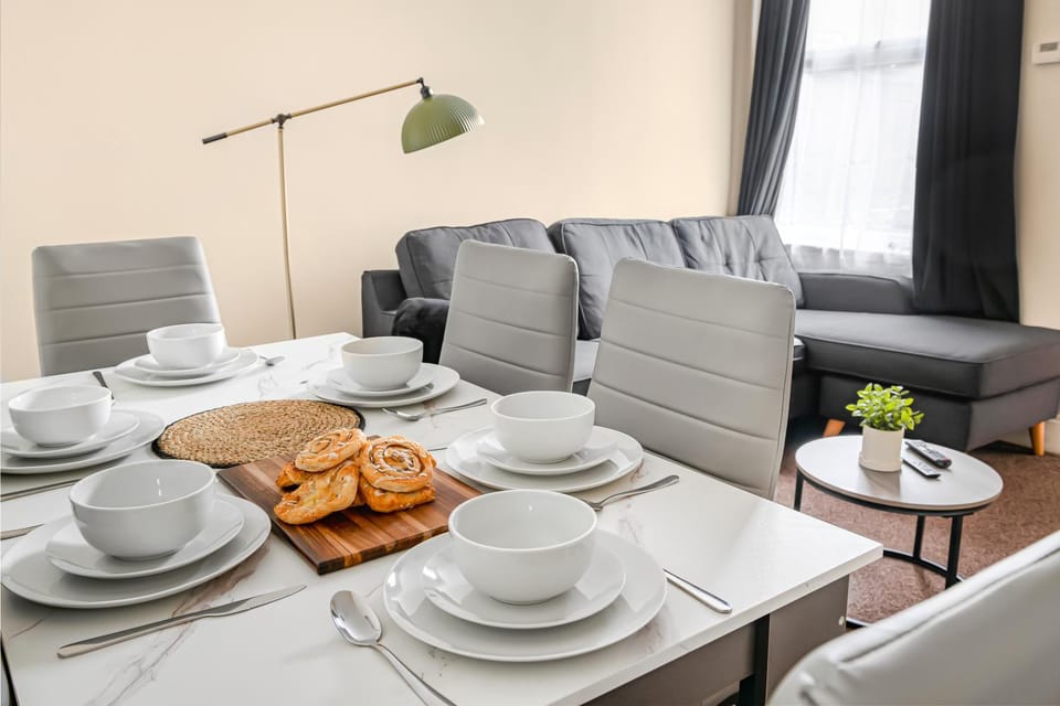 Coffee/tea facilities, Living room, Seating area, Dining area