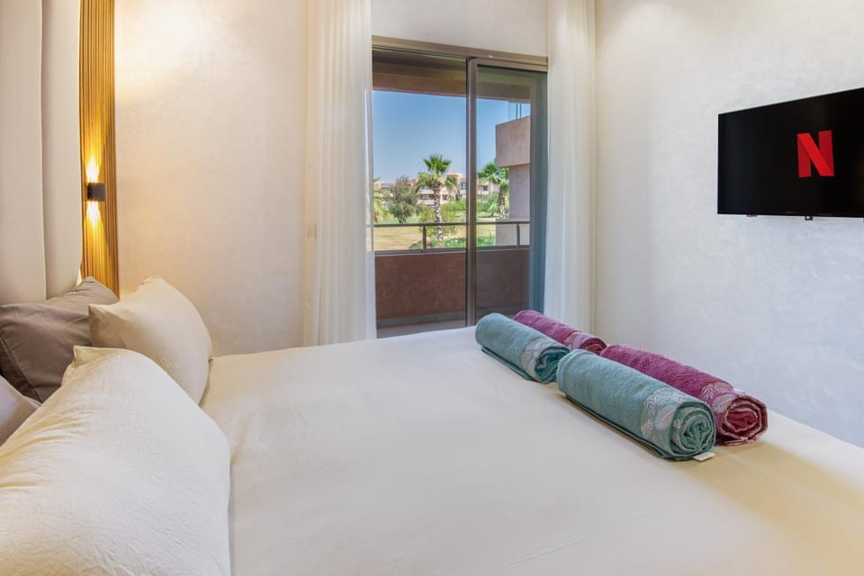 Bed, TV and multimedia, Photo of the whole room, Bedroom, towels