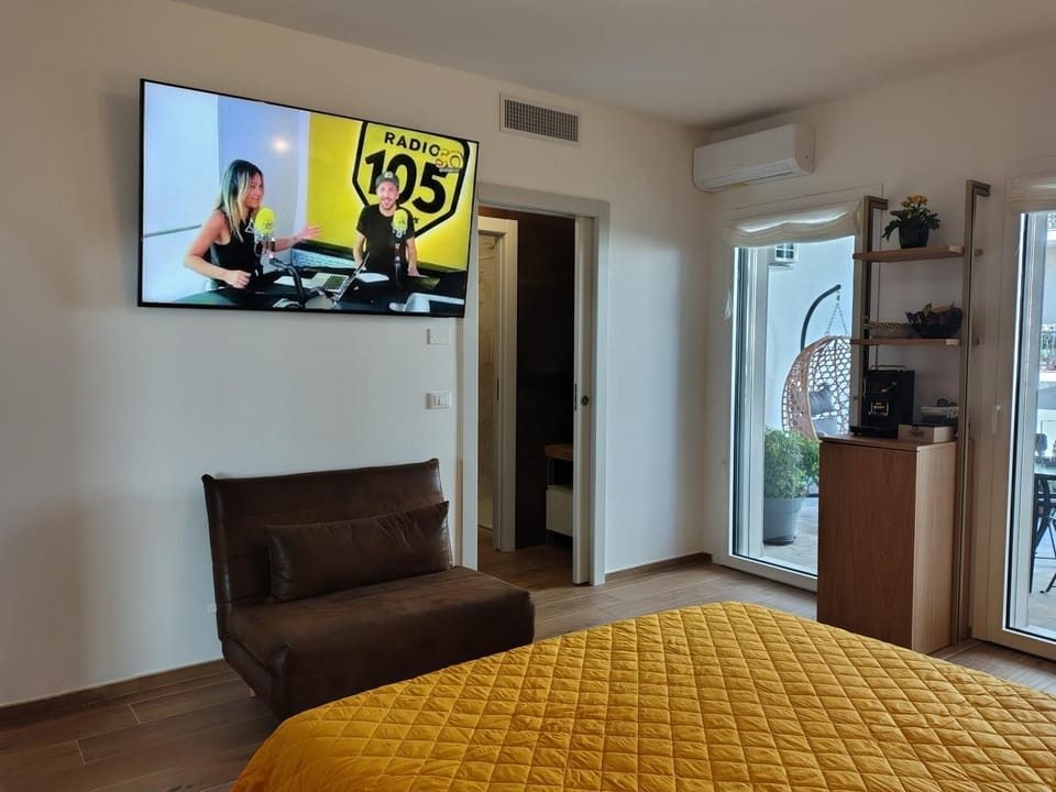 Bed, TV and multimedia, Photo of the whole room, Bedroom, furniture, minibar, air conditioner