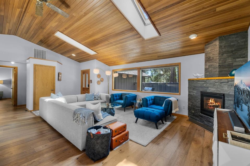 Day, TV and multimedia, Living room, Seating area, fireplace, furniture