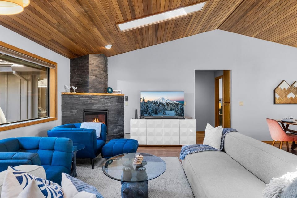 Day, TV and multimedia, Living room, Seating area, fireplace, furniture