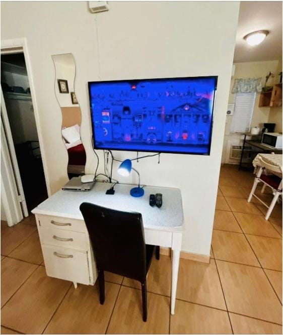 Modern 1BR Hollywood Studio - Enjoy Garden & BBQ Apartment in Hollywood