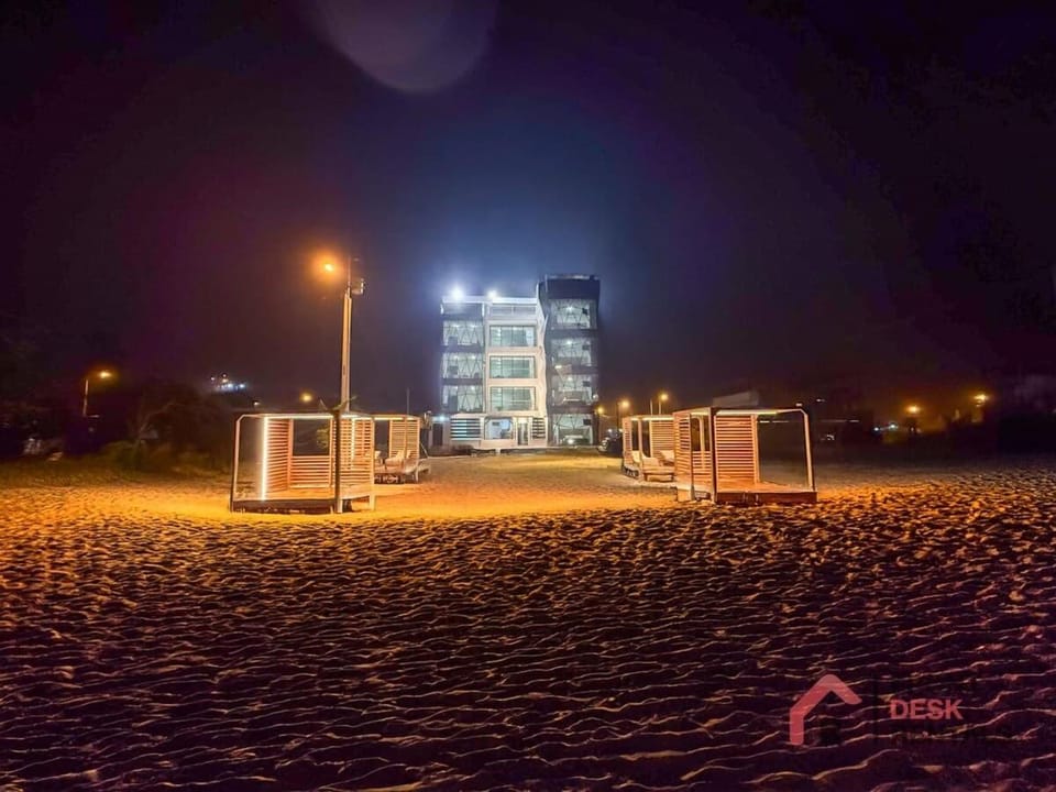 Beachfront Escape Pool Hot Tub and Fire pit Apartment in Montanita