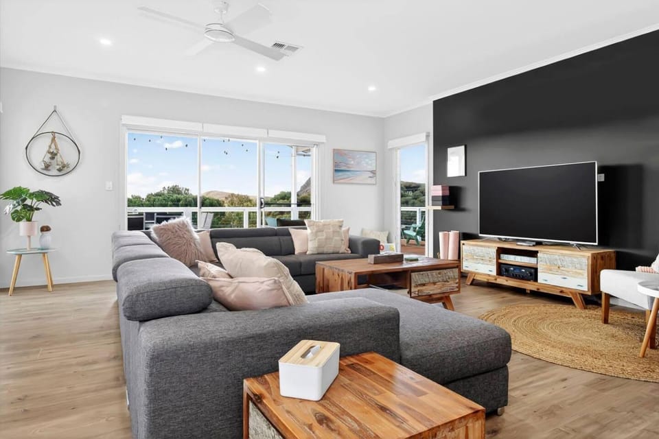 TV and multimedia, Living room, Seating area, Evening entertainment