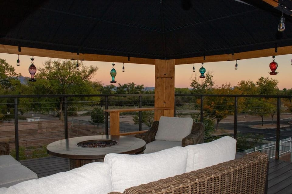 Swimming Pool! Hot Tub, Ping-Pong & Pool Table House in Los Ranchos