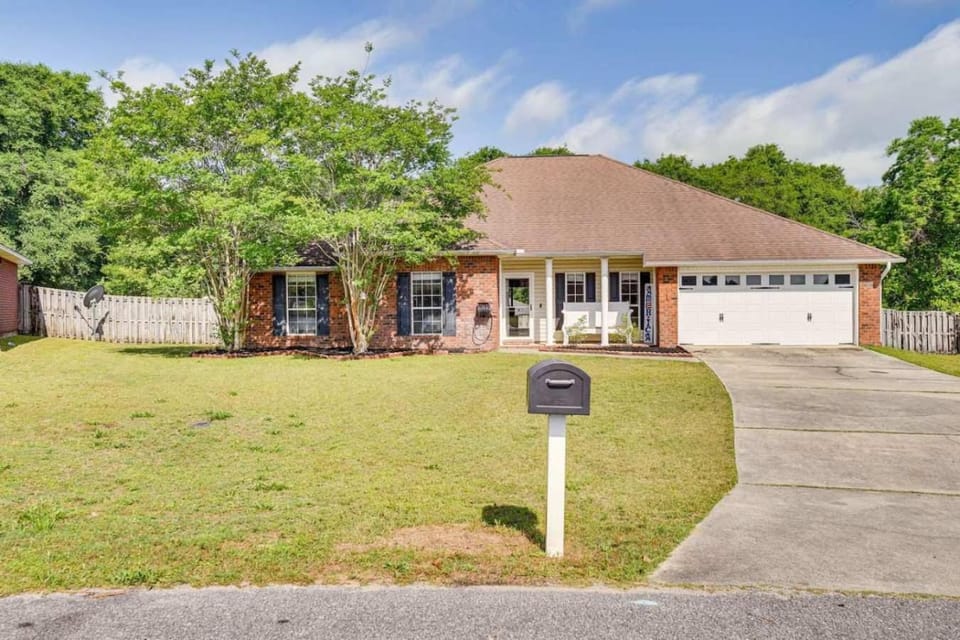 6BR Family Home Near Twin Hills Fire Pit House in Crestview