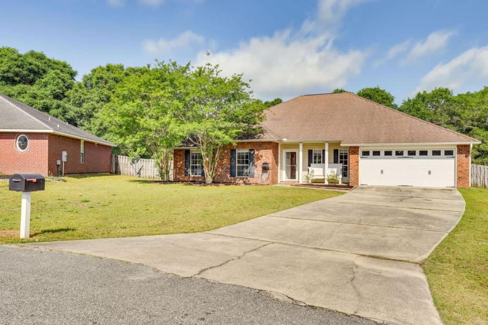 6BR Family Home Near Twin Hills Fire Pit House in Crestview