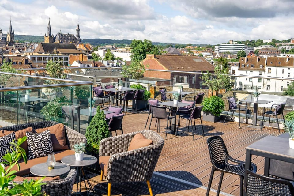 Restaurant/places to eat, View (from property/room), Balcony/Terrace, Lounge or bar, Dining area