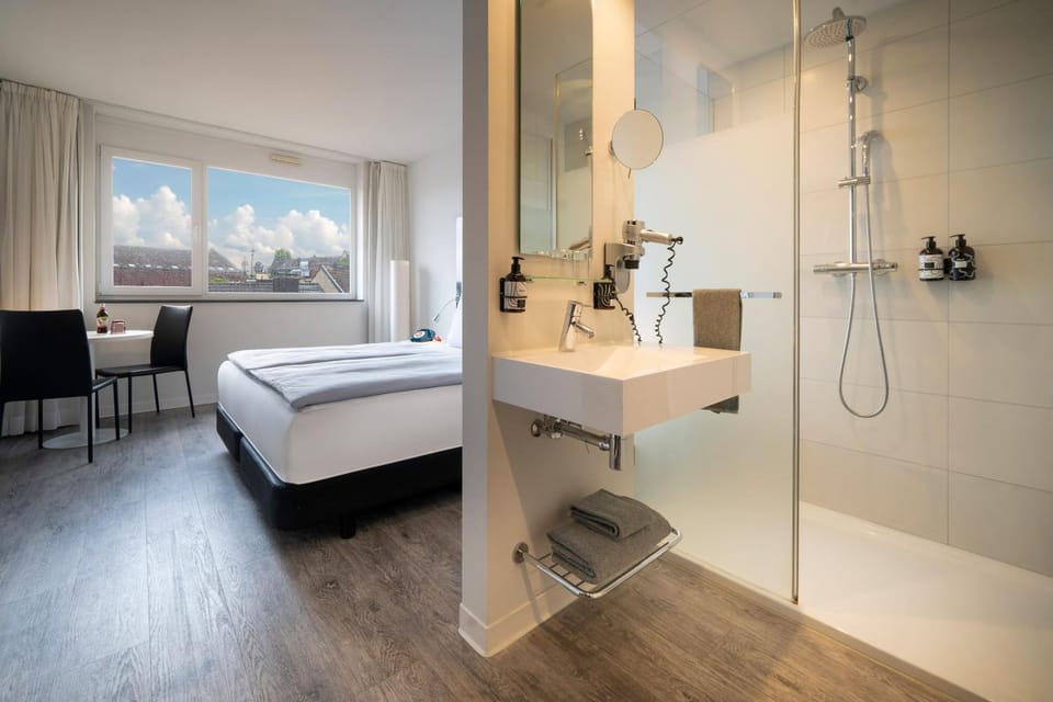 Shower, Bed, Bathroom, View (from property/room), Bedroom, Drinks