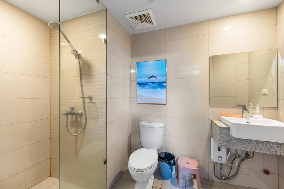 Shower, Toilet, Bathroom, bidet, towels