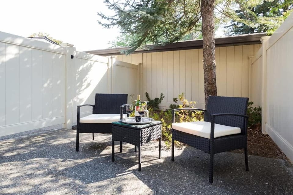 Lux Napa Escape King Bed Steps to Wineries Apartment in Napa Valley