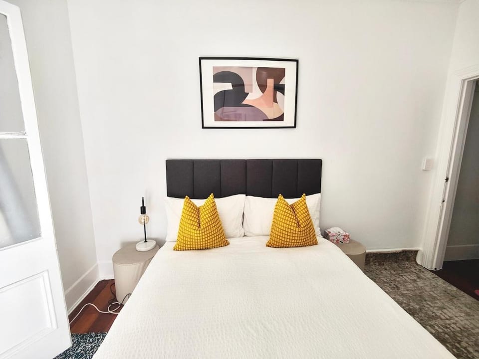 2Min Walk to Newtown Station Big Homestay Room with Private Balcony Vacation rental in Sydney
