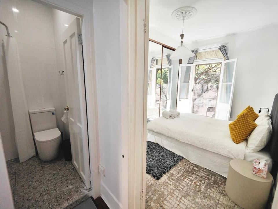 2Min Walk to Newtown Station Big Homestay Room with Private Balcony Vacation rental in Sydney