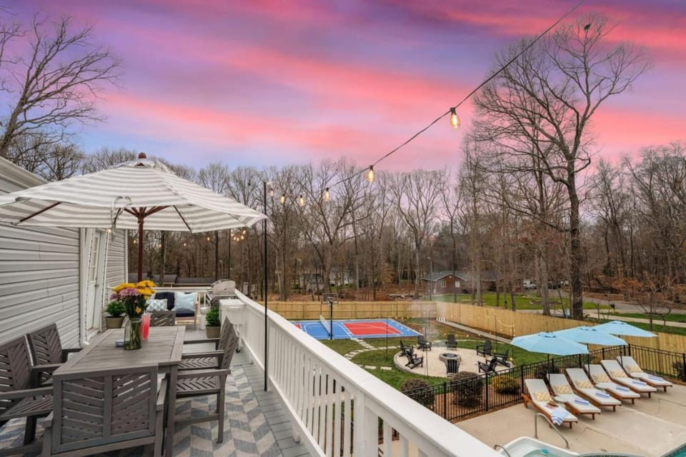 Greensboro Getaway Villa HotTub Pool FirePit Basketball Golf House in Greensboro
