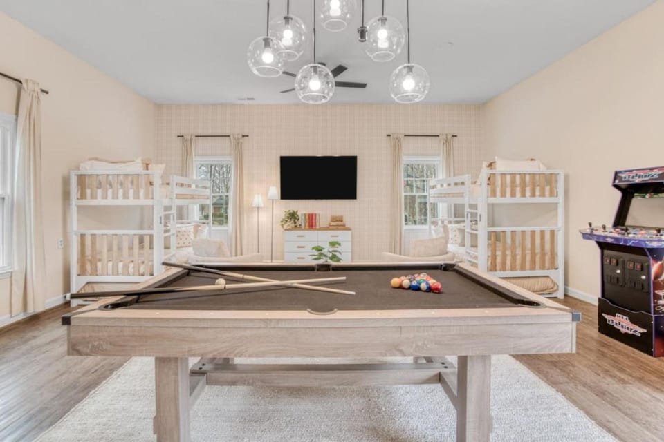 Greensboro Getaway Villa HotTub Pool FirePit Basketball Golf House in Greensboro