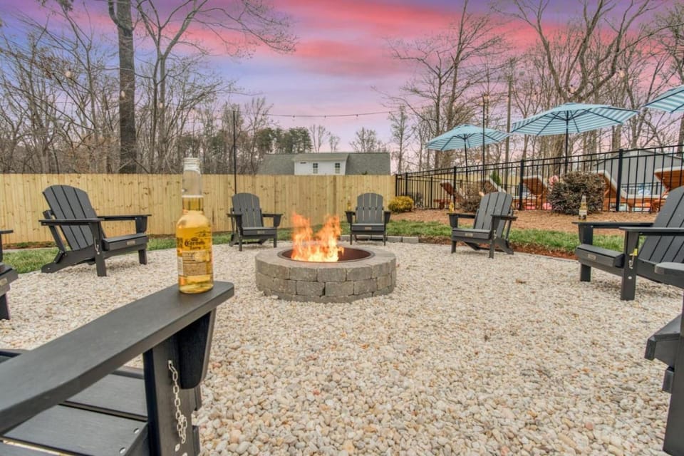 Greensboro Getaway Villa HotTub Pool FirePit Basketball Golf House in Greensboro