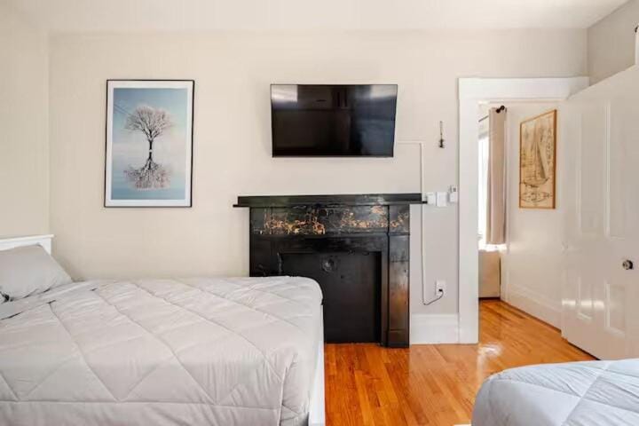 The Thomas Honeycomb Inn with Tiki Bar and Roof Deck Apartment in Salem