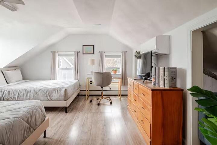 The Thomas Honeycomb Inn with Tiki Bar and Roof Deck Apartment in Salem