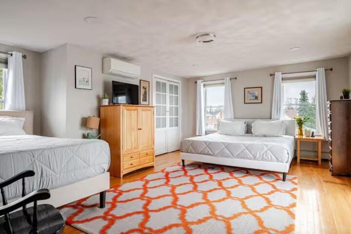 The Thomas Honeycomb Inn with Tiki Bar and Roof Deck Apartment in Salem