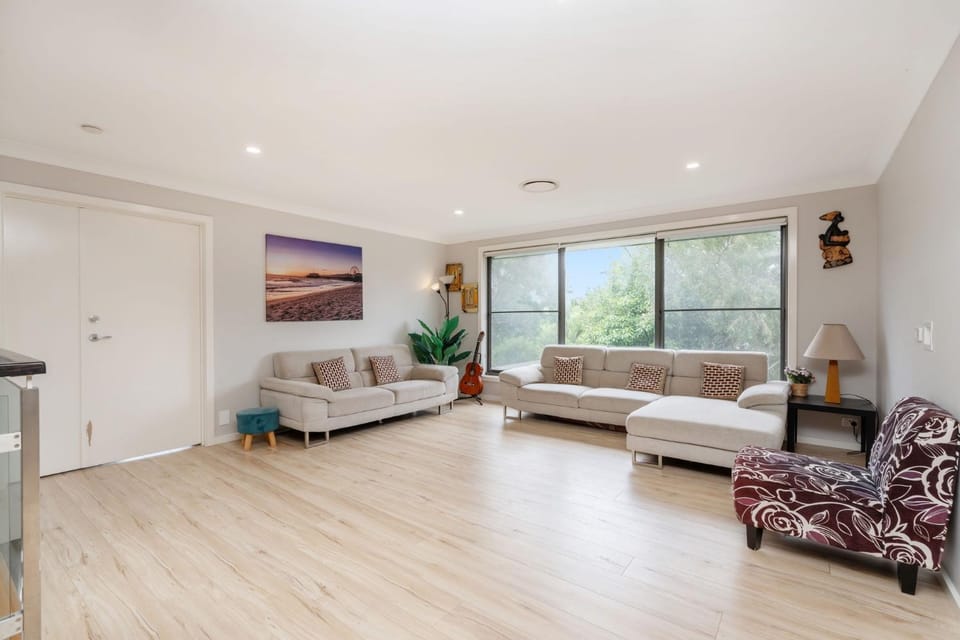 Charming 3-Bed Getaway with Pool & Garden Oasis House in Molonglo Valley