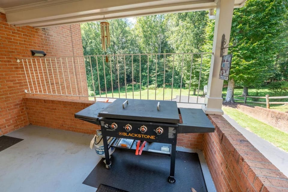 Roomy Retreat Martinsville Speedway House in Martinsville