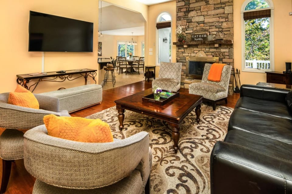 Hot Tub Mountain Views Game Room Pet-Friendly Near Biltmore House in Asheville