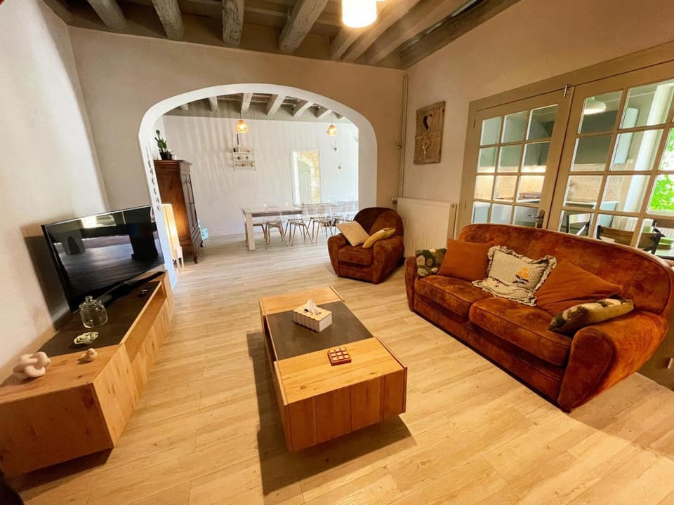 GÃ®te paisible avec piscine et parking - 12 pers. - FR-1-381-668 House in Centre-Val de Loire