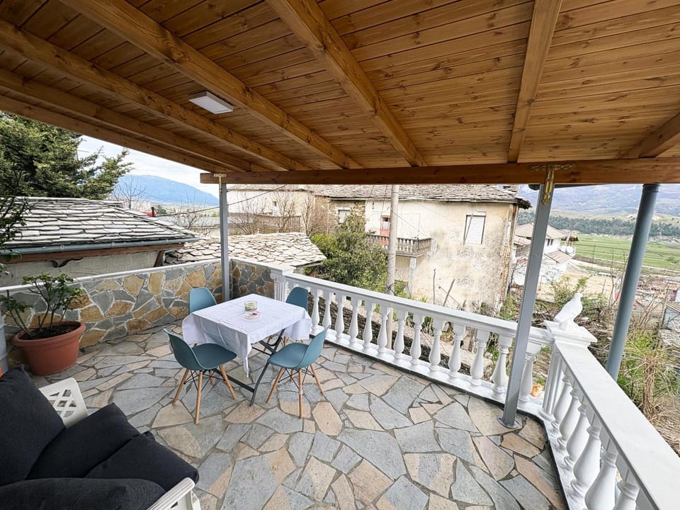 Patio, Spring, Day, View (from property/room), Balcony/Terrace, Dining area, Mountain view