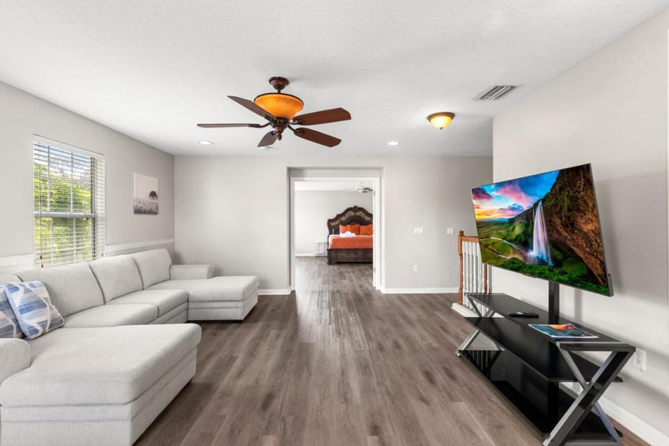 4BR Oasis Fast WiFi Workspace Near River House in Riverview