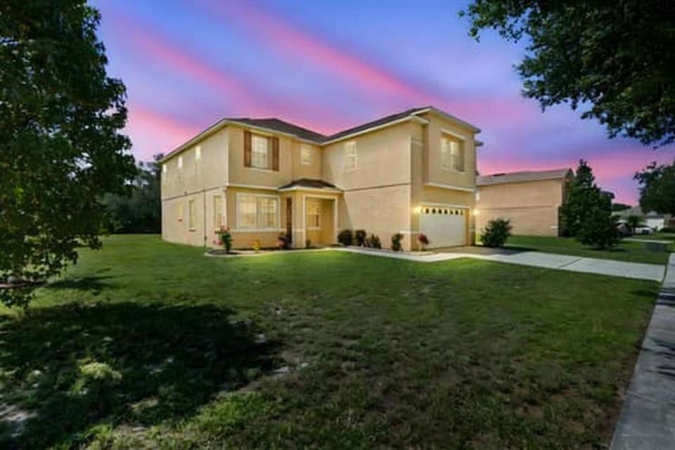 4BR Oasis Fast WiFi Workspace Near River House in Riverview