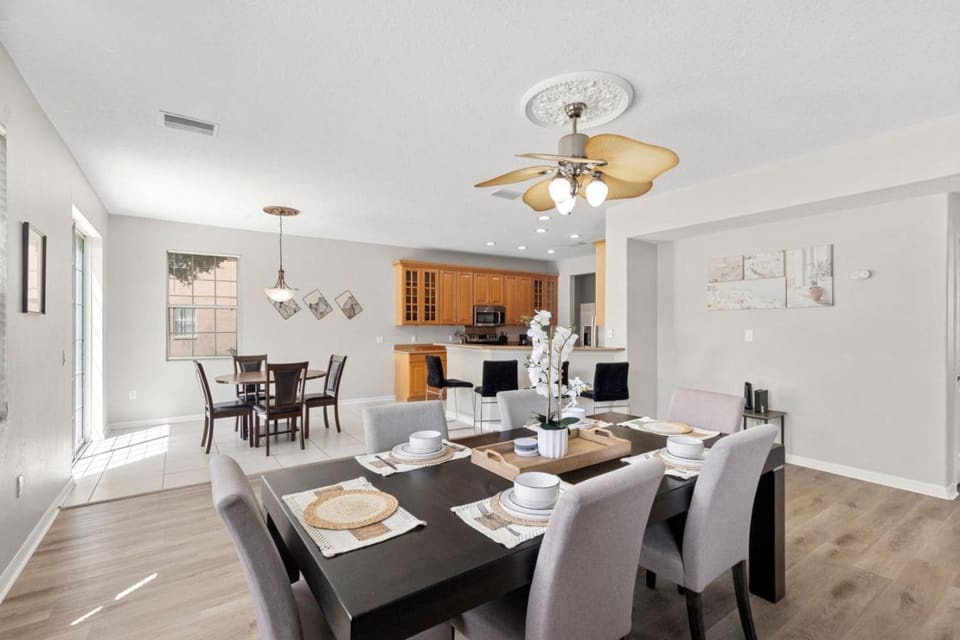 4BR Oasis Fast WiFi Workspace Near River House in Riverview