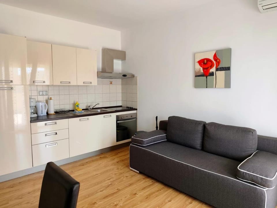 Kitchen or kitchenette, Seating area