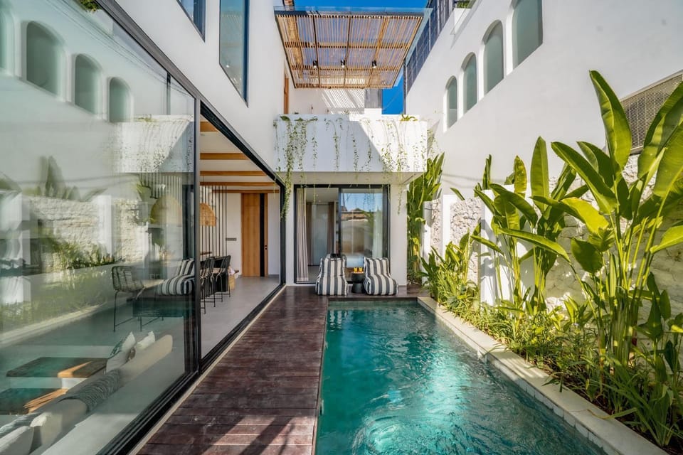 Property building, Patio, Balcony/Terrace, Pool view, Swimming pool, sunbed