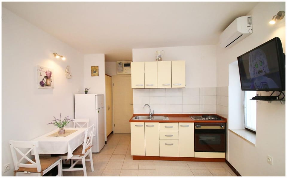 Kitchen or kitchenette, air conditioner