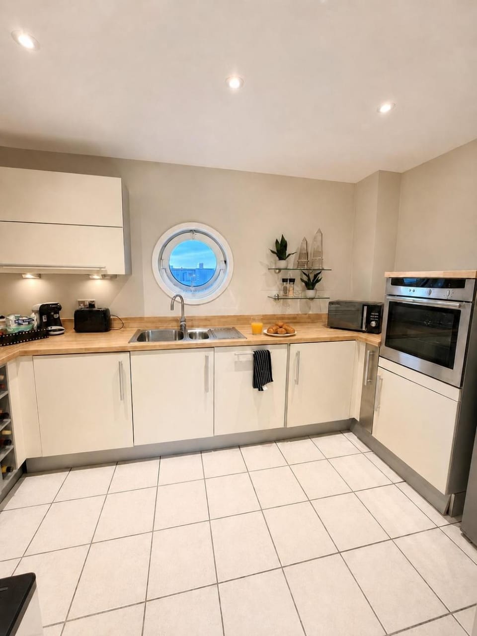 Luxury Marina View 2BR Apartment, Free Parking Apartment in Cardiff