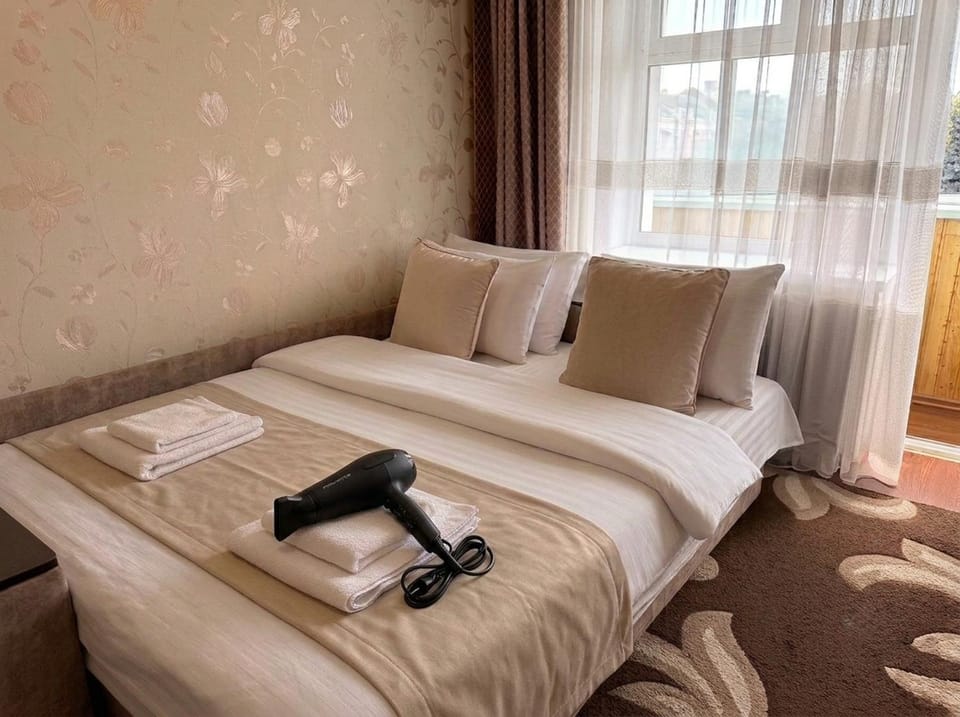 Bed, Bedroom, towels