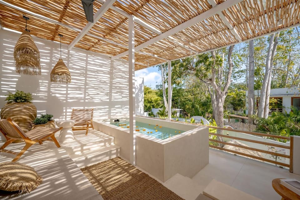 Day, Pool view