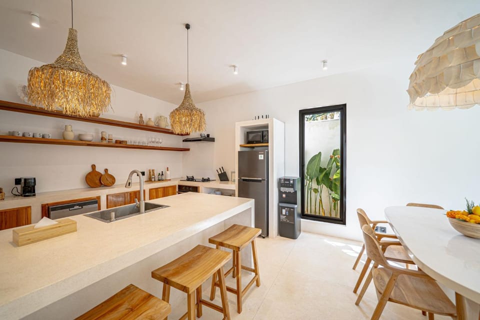 Kitchen or kitchenette, Dining area, stove