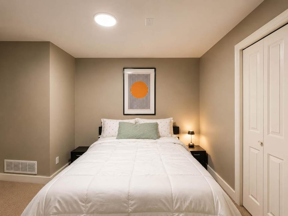 Modern 2br guest suite in Fleetwood Surrey House in Surrey