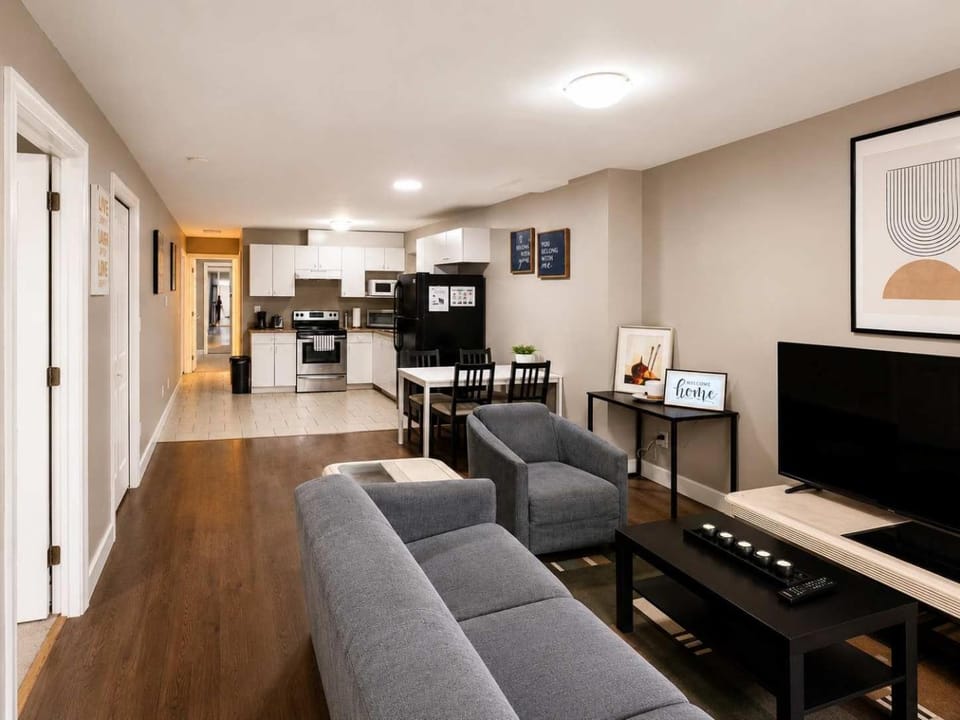 Modern 2br guest suite in Fleetwood Surrey House in Surrey